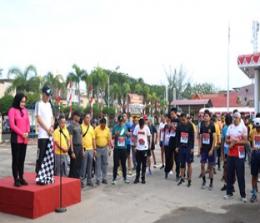 Kapolres Dumai AKBP Mohammad Kholid, membuka kegiatan Fun Run Dalam Rangka Memperingati Hari Bhayangkara (foto/bam)